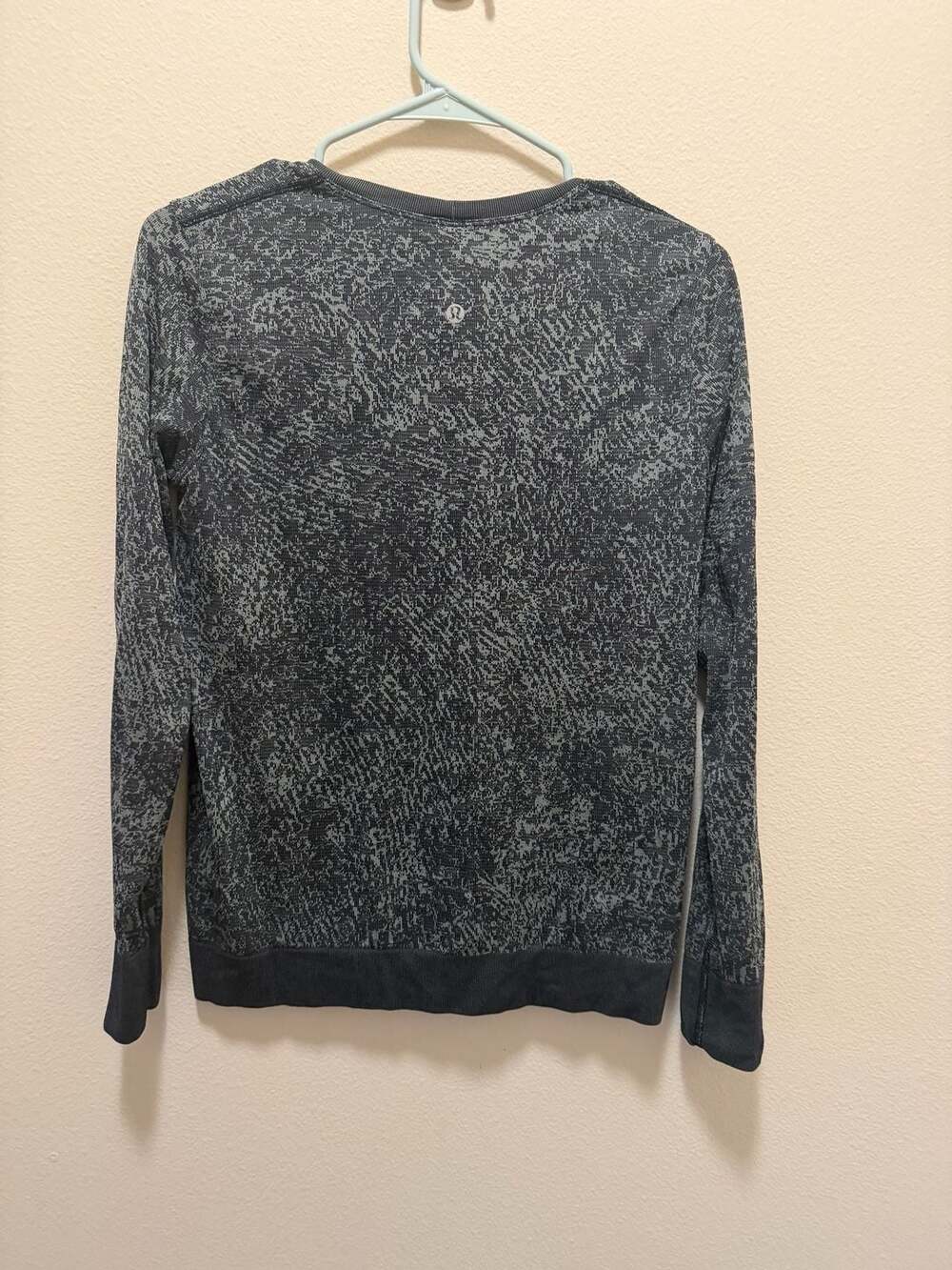Lululemon Swiftly Breathe Long Sleeve Athletic Pullover Gray Black Size 6 - Picture 3 of 4